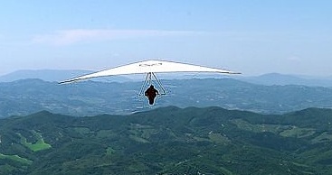 Deltaplano in volo sul Parco del Monte Cucco