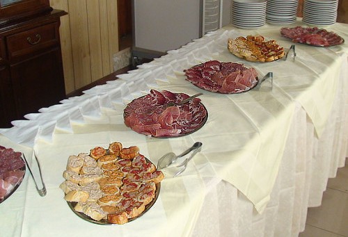 Sala da pranzo tavolo con antipasti